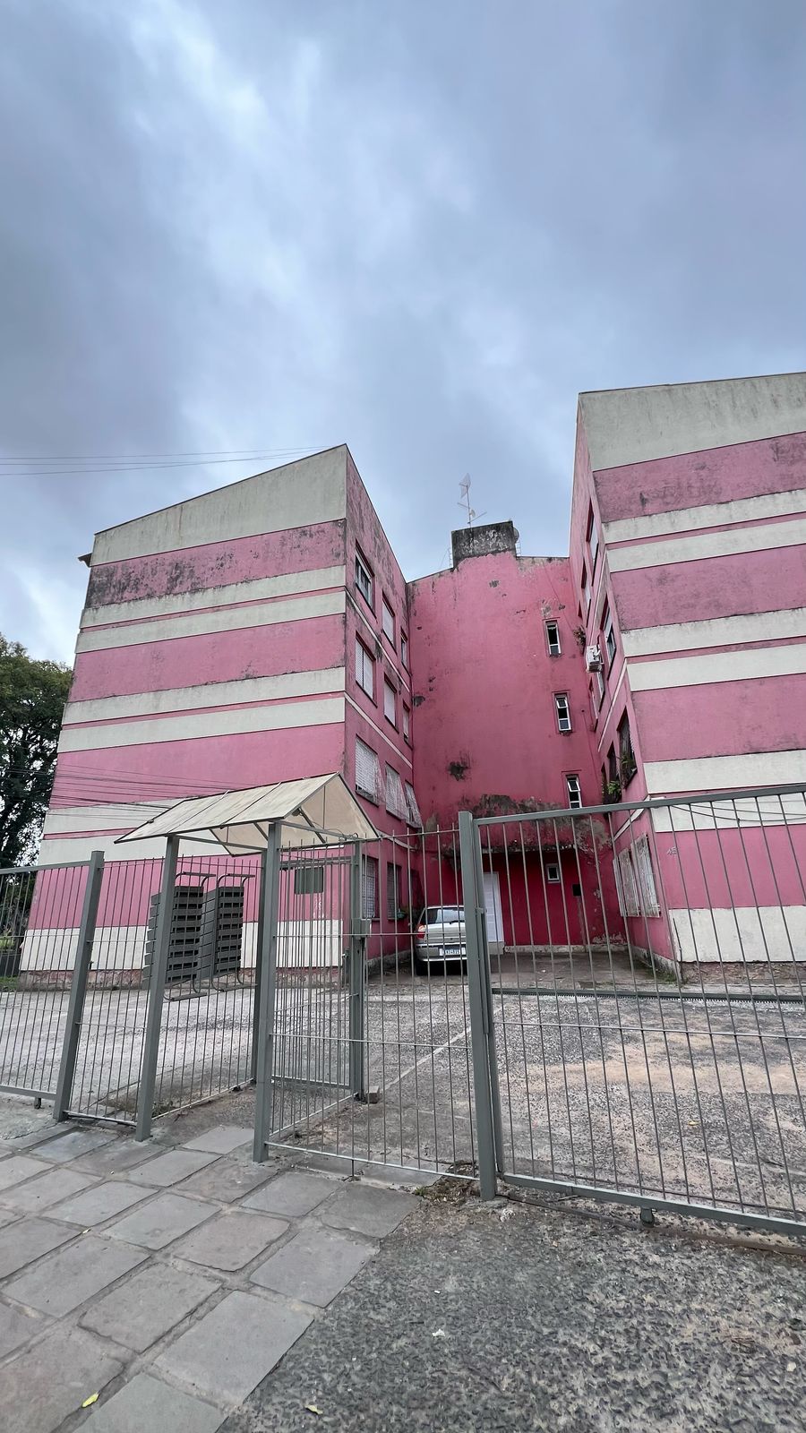 LEILÃO ON-LINE DE UM APARTAMENTO NO EDIFICIO EL CASTILLO EM PORTO ALEGRE, localizado em Porto Alegre - RS